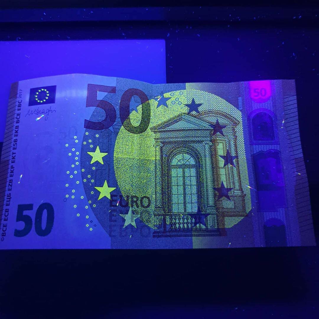 counterfeit euro 50 note shown under UV light 